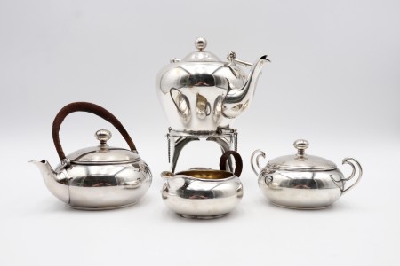 Serviço de chá e café em prata com bule, cafeteira, leiteira e açucareiro